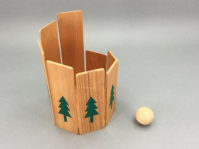 マルチトーンタング：杉の板を並べた容器状の中に木の球を入れて音を出す
